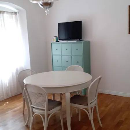 Apartamento Casa Renova, Intero Appartamento, 2 Camere, Max 4 Ospiti, Zona Storica Trieste