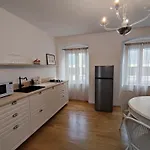 Casa Renova, Intero Appartamento, 2 Camere, Max 4 Ospiti, Zona Storica דירה *