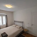 Casa Renova, Intero Appartamento, 2 Camere, Max 4 Ospiti, Zona Storica דירה טריאסטה