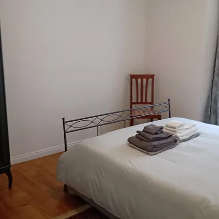 Casa Renova, Intero Appartamento, 2 Camere, Max 4 Ospiti, Zona Storica Триест