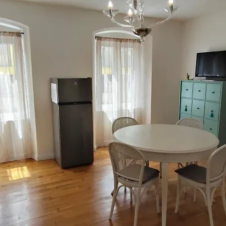 Casa Renova, Intero Appartamento, 2 Camere, Max 4 Ospiti, Zona Storica * Триест