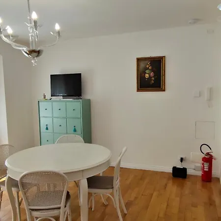 Casa Renova, Intero Appartamento, 2 Camere, Max 4 Ospiti, Zona Storica דירה טריאסטה
