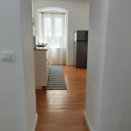 Apartment Casa Renova, Intero Appartamento, 2 Camere, Max 4 Ospiti, Zona Storica Triest