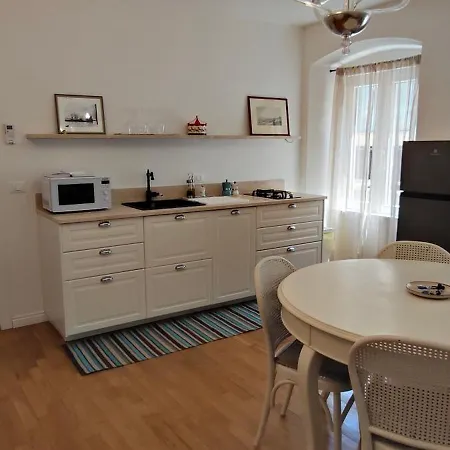 Casa Renova, Intero Appartamento, 2 Camere, Max 4 Ospiti, Zona Storica Apartment Triest