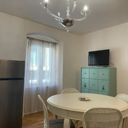 Apartment Casa Renova, Intero Appartamento, 2 Camere, Max 4 Ospiti, Zona Storica Triest