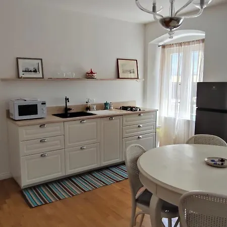 Apartment Casa Renova, Intero Appartamento, 2 Camere, Max 4 Ospiti, Zona Storica Triest